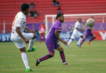 Mario Cuéllar y Alejandro Bejarano pugna por el balón.