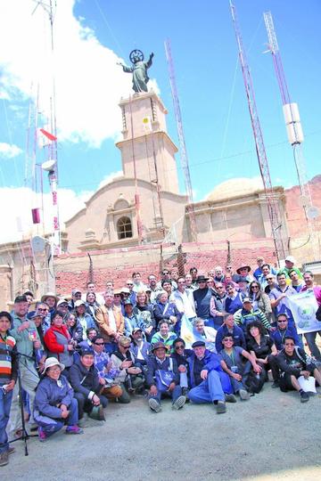 El grupo de académicos en la cima del Huayna Potosí.