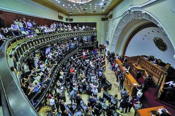 La sesión parlamentaria fue interrumpida por chavistas.