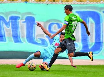 Rosauro Rivero (d) busca eludir la marca del jugador academico.