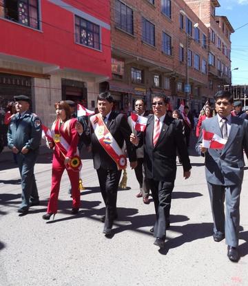 Las autoridades abrieron el desfile.