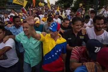 Oposición rechaza diálogo con Maduro y continuará presiones
