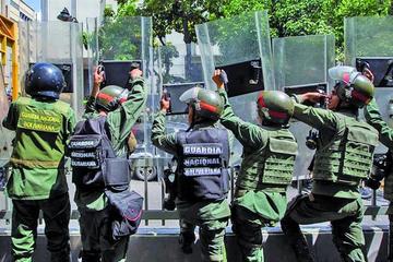 Miembros de la Guardia Nacional Bolivariana (GNB) custodian el paso de los diputados de la Asamblea Nacional.