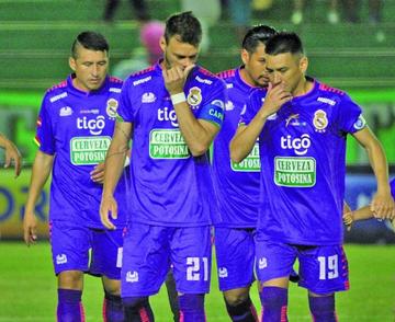 Los jugadores del cuadro potosino salen desconsalados tras la derrota.