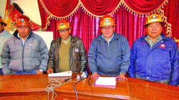 Los dirigentes de Fedecomin en conferencia de prensa.