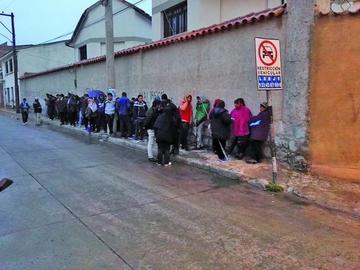 Ayer, unas 50 personas ya hacían vigilia cerca del Regimiento Pérez.