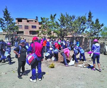 Los "panchos" plantaron arbolitos en Los Pinos