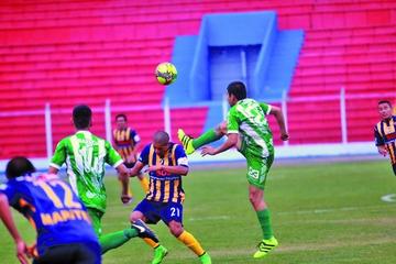 Paúl Farfán (d) despeja el balón tras la arremetida de Omar Colque.