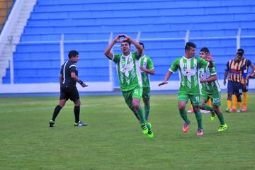 José Luis Perales festeja el primer tanto de su equipo.