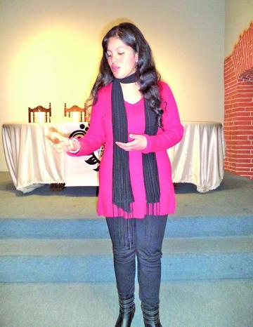 Andreyna Herrera expone su poema.