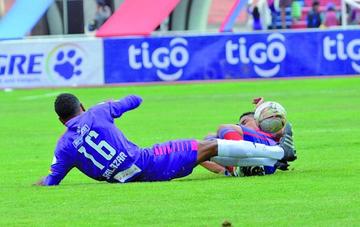El colombiano Wilder Salazar va al piso en busca del balón.