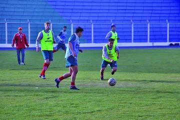 El equipo de la banda roja, durante su práctica ene le estadio.