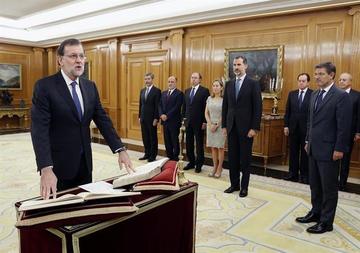 El reelegido presidente del Gobierno jura el cargo ante el rey, en presencia del presidente del Consejo General del Pode