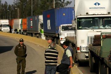 Exportadores bolivianos suspenden el transporte de cargamento a Chile