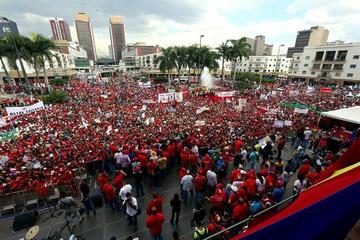 Chavismo marcha en Venezuela y la oposición pide elecciones 