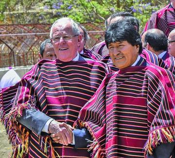 Los presidentes de Perú y Bolivia, Pedro Pablo Kuczynski y Evo Morales.