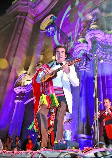El artista potosino hizo bailar al público.