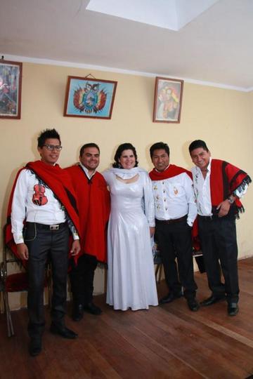 La tarijeña junto al grupo que acompaña su espectáculo.