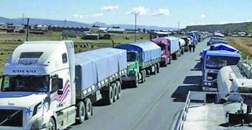 La protesta afecta apróximadamente a 450 camiones con carga boliviana, según transportistas.