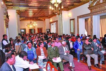 Habilitaron tres salones para la gente que asistió al encuentro.