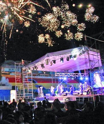 La fiesta tuvo el complemento de los fuegos artificiales.