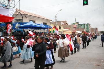La población potosina participó en el desfile convocado por la Gobernación.
