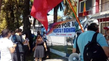 Trabajadores del Comité Iniciativa Unidad Sindical de Chile (CIUS), en inmediaciones de la institución.