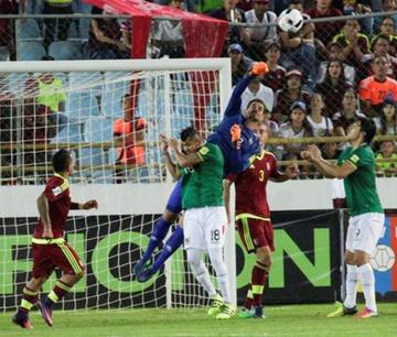 El meta Daniel Hernández despeja el balón.