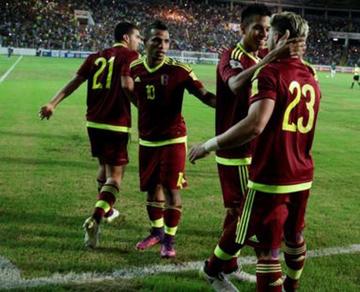 Los venezolanos festejan uno de los goles convertidos.