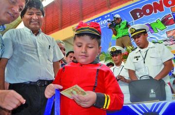 Se presupuestaron 454.5 millones de Bolivianos para financiar el bono Juancito Pinto la siguiente gestión.