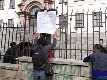 Ayer  por la tarde comenzaron a pegar sus carteles.