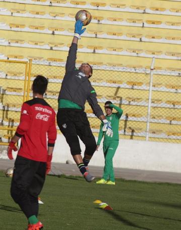 El meta Daniel Vaca despeja el balón en la práctica de la víspera.