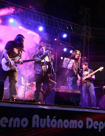 Los artistas del grupo Leyenda en su presentación.