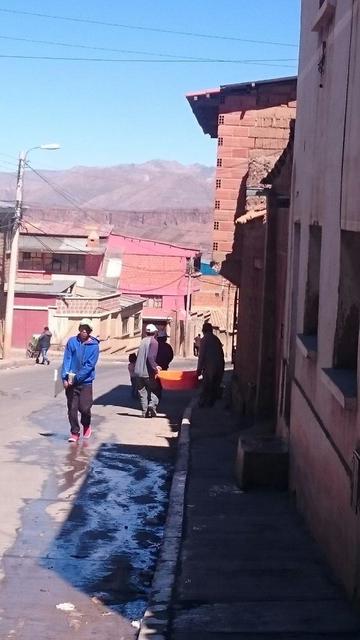 La gobernación distribuye agua a la zona alta de Potosí