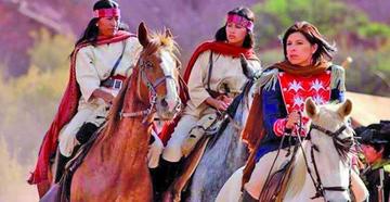 Juana Azurduy es premiada en Oruro