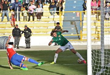 Marcelo Martins hace el amague a su marcador antes de anotar el único gol del cotejo.