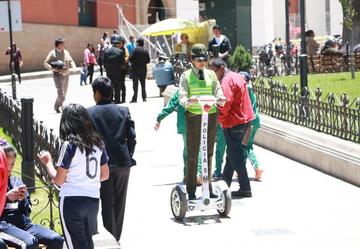 Policías destacan la entrega de los monopatines para patrullaje