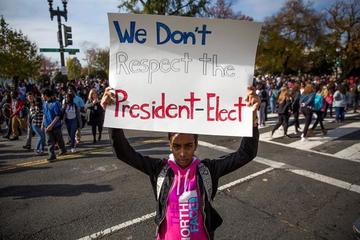 Trump baja el tono de promesas extremas hechas en su campaña
