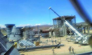 Vista general de la planta de cemento que se instala en Oruro.