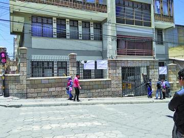 Siguen cerradas las puertas del edificio.