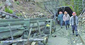 Mineros tratan de rescatar a su compañero de mina
