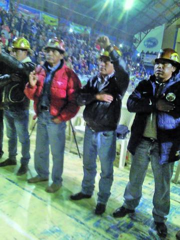A la izquierda, el directorio jura en el Coliseo Minero.