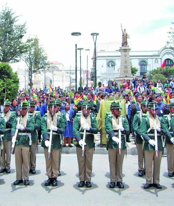 Entonan el Himno Nacional en un acto de homenaje