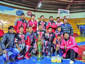 El equipo de Pichincha posa con el trofeo de campeón.