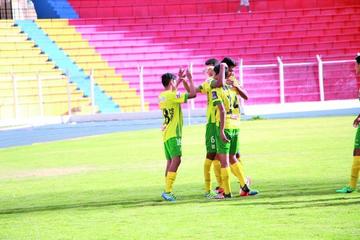 Los jugadores verdolagas celebran el resultado.