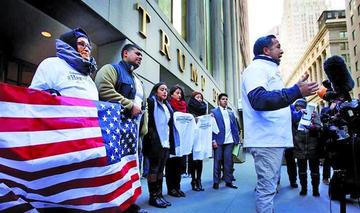 Un grupo de inmigrantes se reúne frente a un edificio del presidente electo Donald Trump.