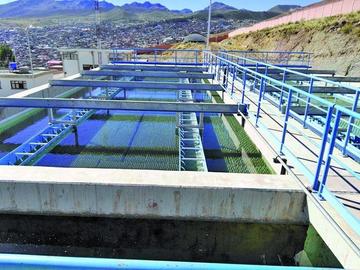 La gente debe extremar recursos para cargar los pesados recipientes con agua.