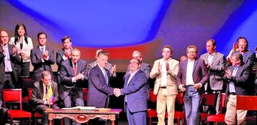 El presidente de Colombia Juan Manuel Santos (c-i) y el jefe máximo de las FARC Rodrigo Londoño Echeverry, en el acto.