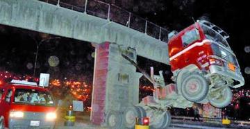 La Paz: chofer que dañó pasarela debe pagar 419 mil dólares