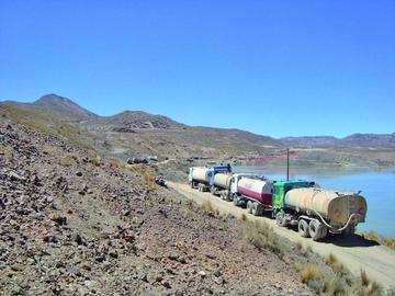 El transporte del agua se hace con camiones cisterna.